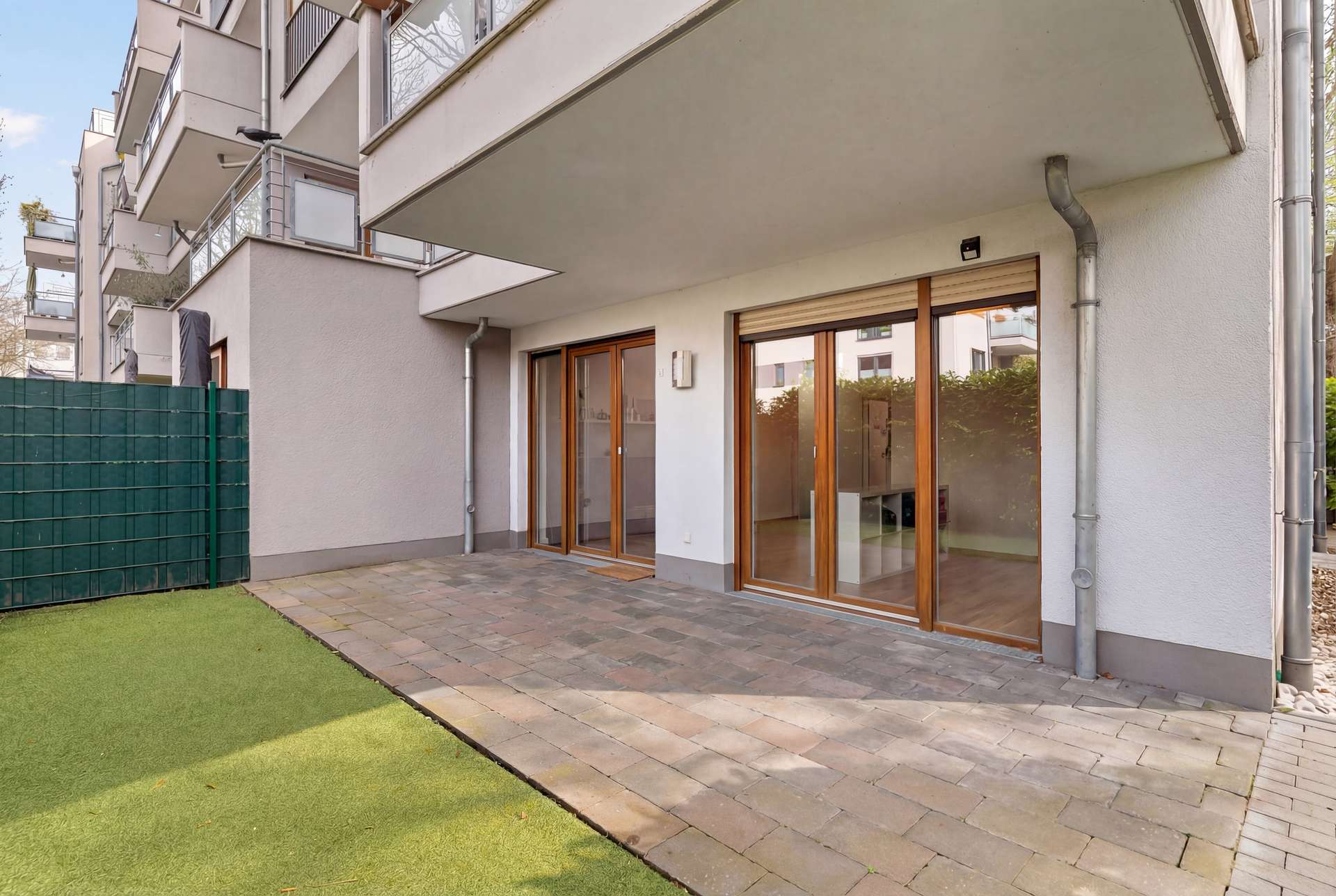 Moderne Erdgeschosswohnung mit Terrasse, Garten, Einbauküche und TG-Stellplatz